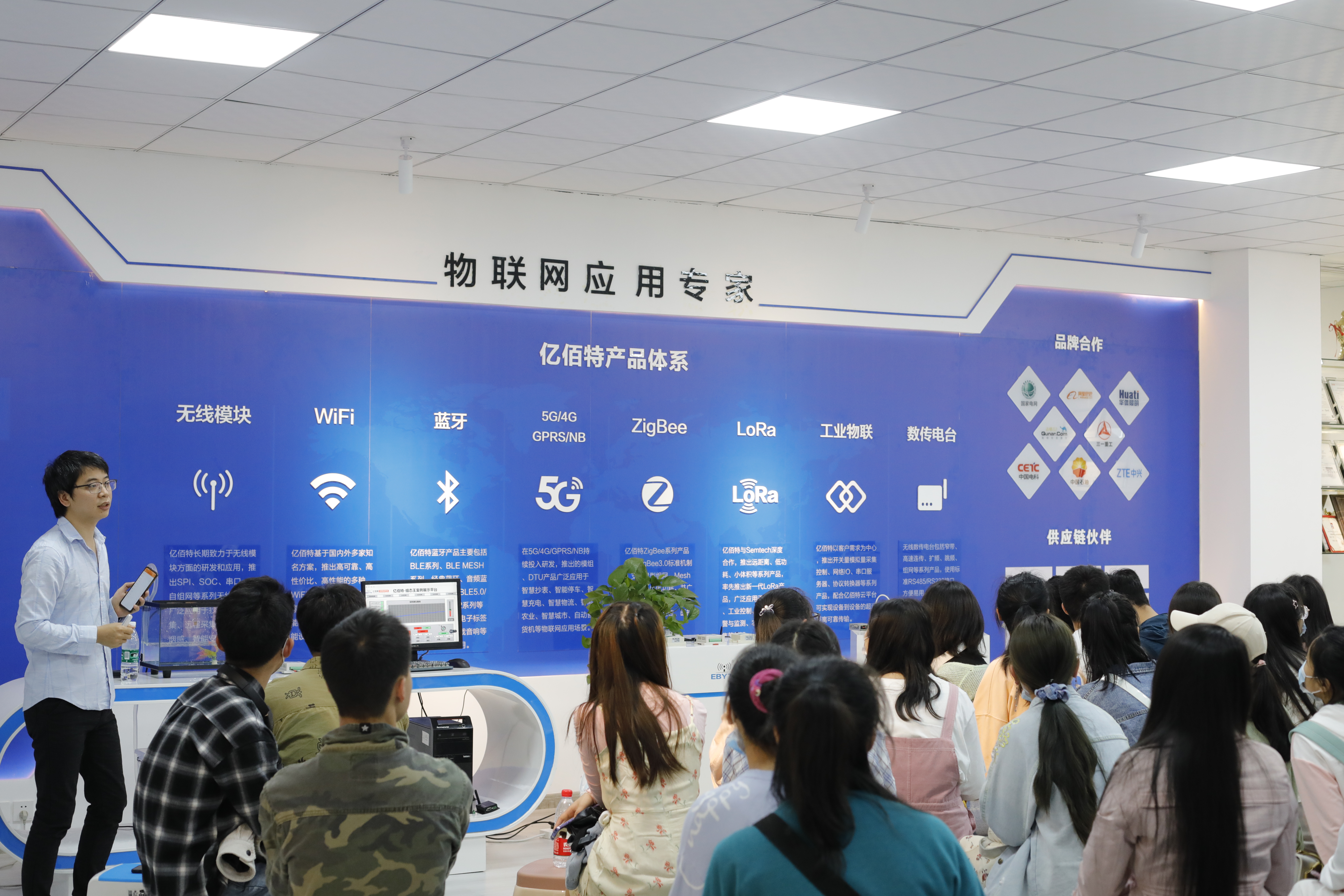 我司為學(xué)生講解《關(guān)于專業(yè)理論和實(shí)踐的認(rèn)知》、《關(guān)于職業(yè)認(rèn)知與職業(yè)發(fā)展規(guī)劃》